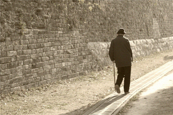 古城墙边踽踽独行的老人~