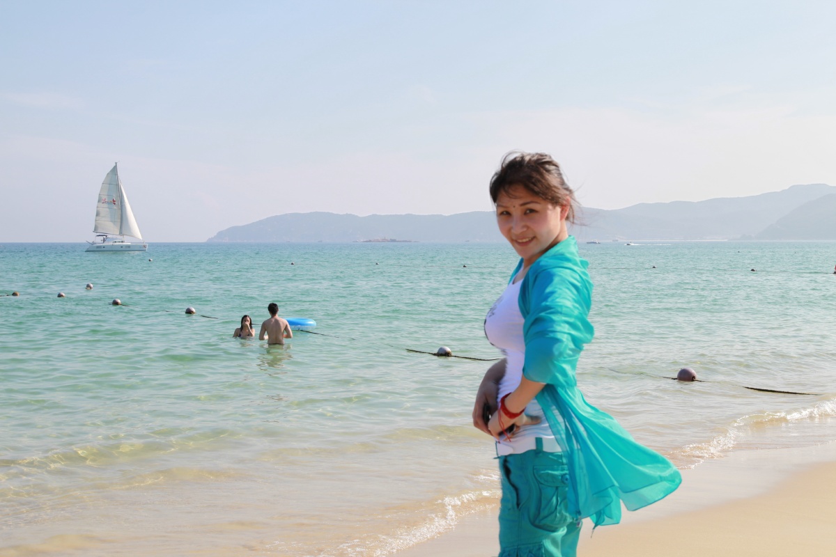 多了,嘻嘻:好白痴啊】 在这样的海滩上,比基尼