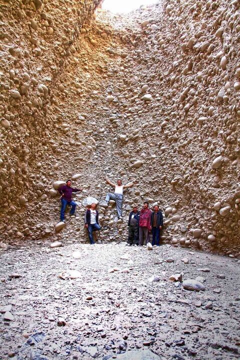 和田玉石矿坑及矿主们1 - 玉与石混杂在古河床