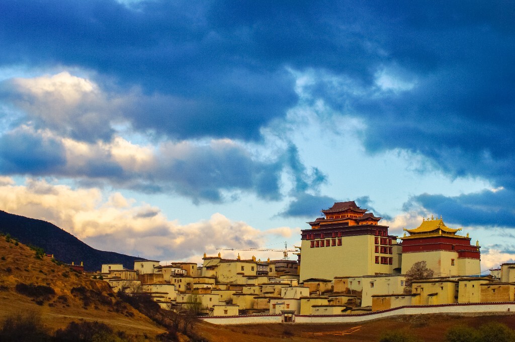 清晨的松赞林寺