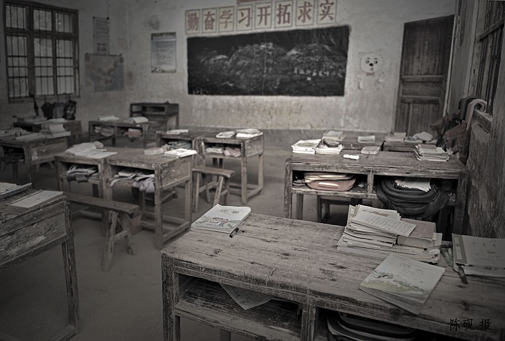走进教室,我想起了我读书的乡村小学,只是我的母校,规模比这个要大得
