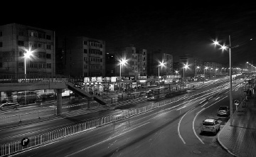 夜晚天桥上