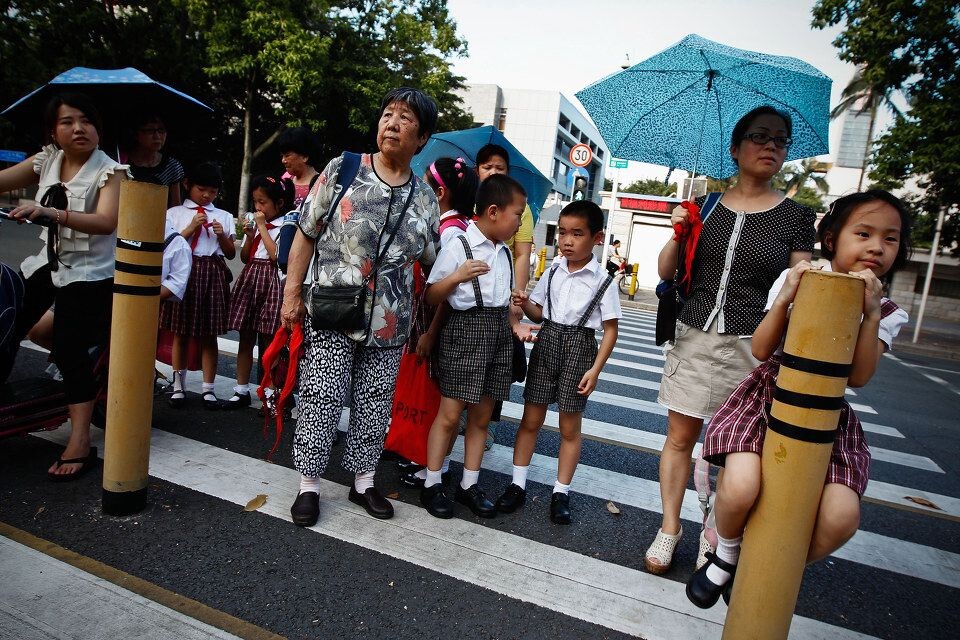 过街放学的小学生