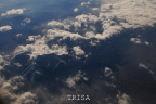 2.北方的地面都是干巴巴的褶子 飞入南方境地 渐渐舒展开来 群山配云海大气壮美
