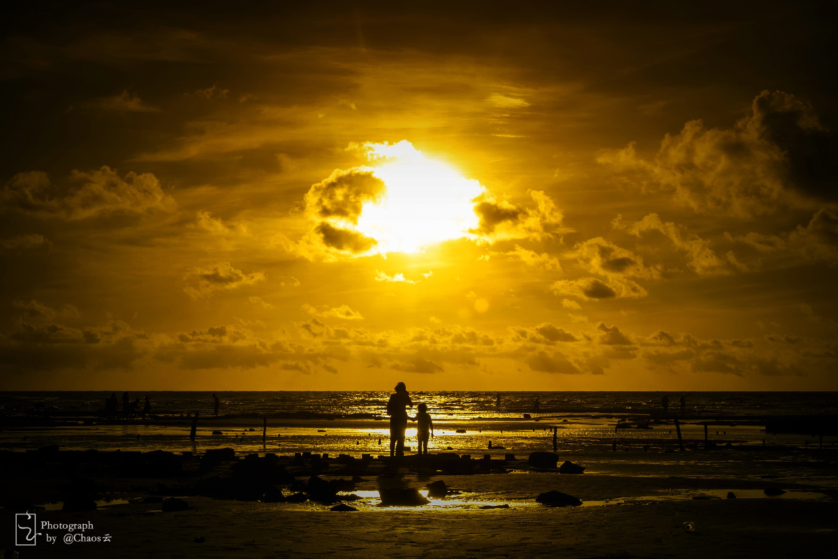 海滩上的母子 - Chaos云