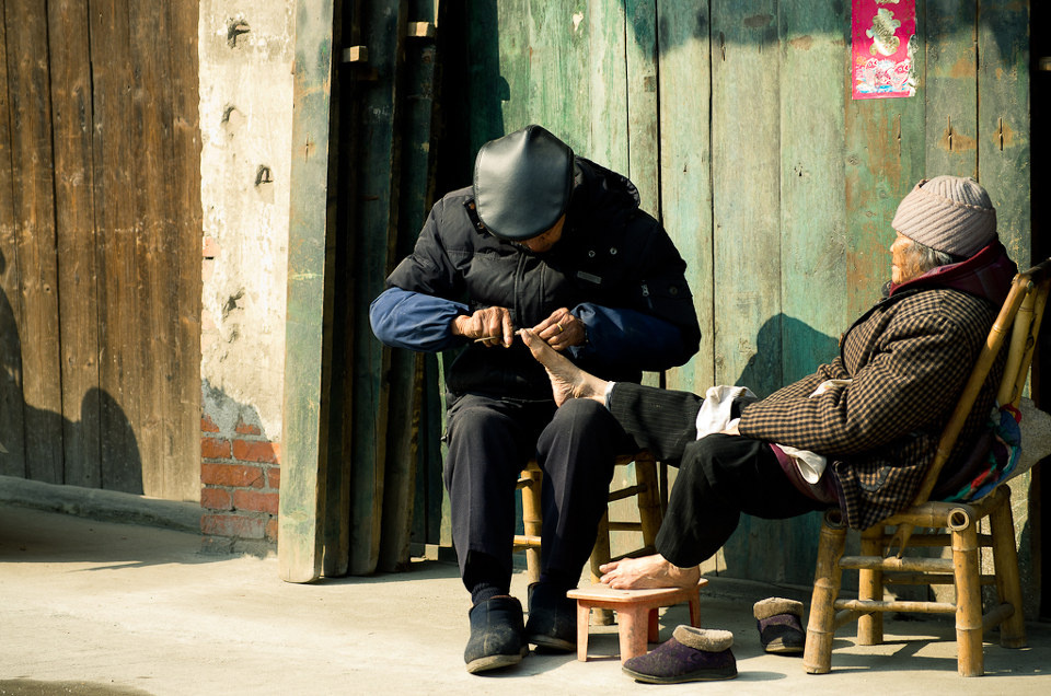 冬日暖阳里的白家小巷里,<em>老爷爷</em>拿着一把满是