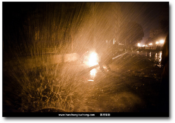 示威者投掷石块在路边溅起的水花