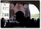 教堂悬挂的大幅谢努达三世肖像