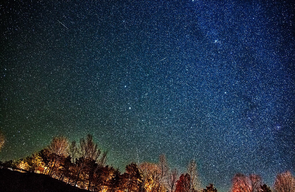 星空夜景北京 2014年12月13日晚,恰逢双子座流星雨前夜,天空的流星