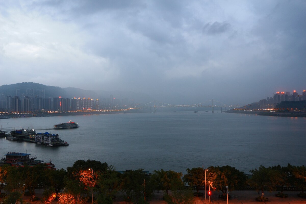 夜宿万州,夜景霸道,江边好吃狗更霸道,看长江夜景,和啤酒很爽,啊哈哈