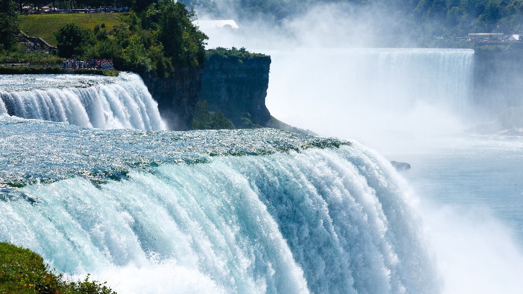 尼亚加拉大瀑布(Niagara Fall)~.旁边的美国瀑布