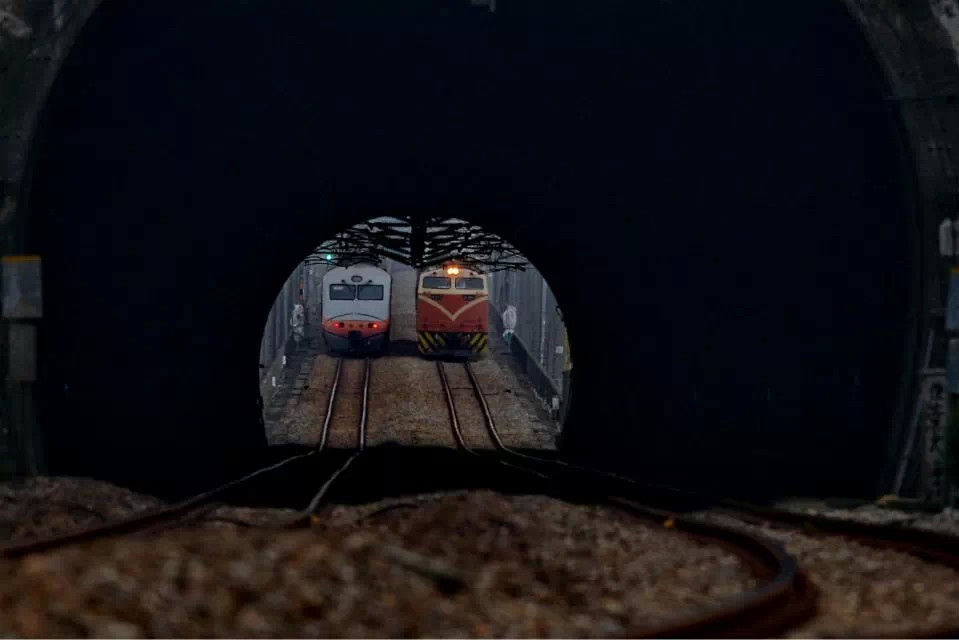 PP斥强号与莒光号交会于隧道口 - PeterWu - 图虫摄影网