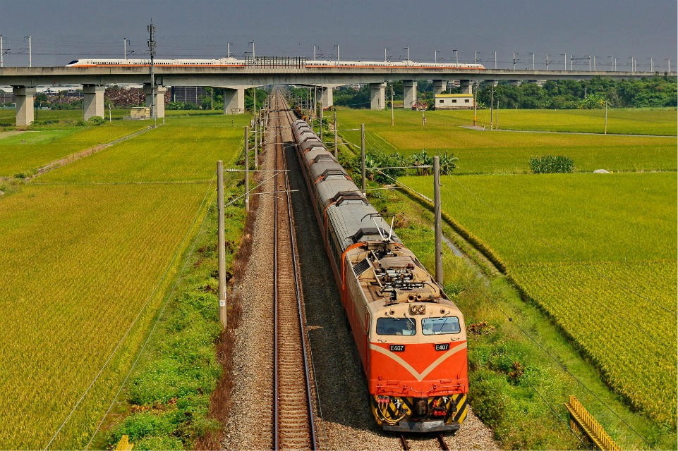 莒光号与高铁交会于西部铁道 - PeterWu - 图虫摄影网