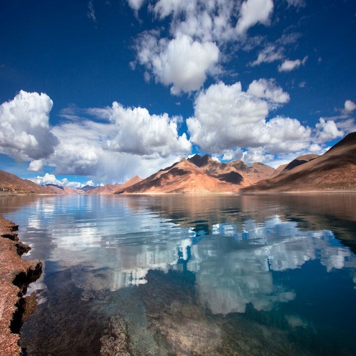 羊桌雍错湖羊卓雍错,藏语意为"天鹅池",是西藏三大圣湖之一,湖面海拔