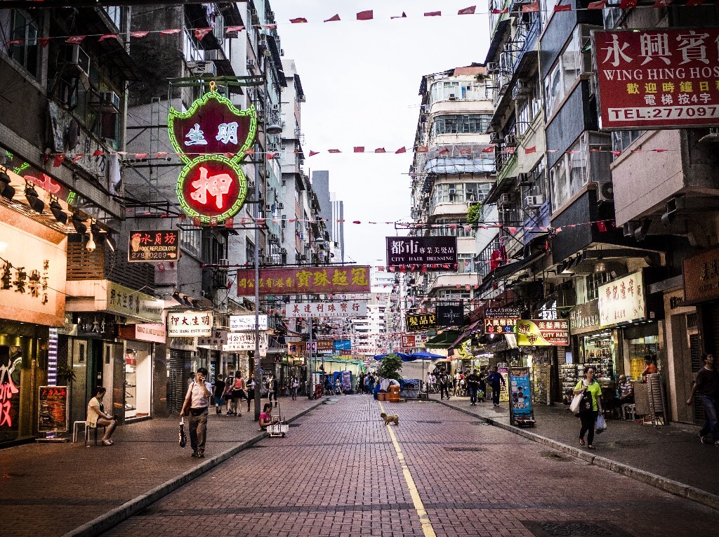 大街小巷里充斥着香港最地道古老的味道,集繁华拥挤古老于一身的街道