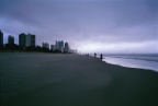 BroadBeach的清晨 人们在风雨来临前游泳和散步
