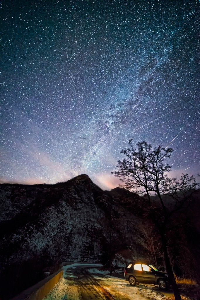 的反辐射点方向 烟火绽开一样的天空另一端 微微落寞的 几颗流星陨没