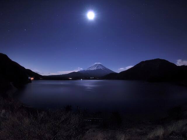 月光下的富士山