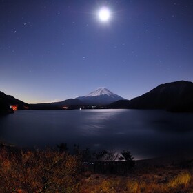 月光下的富士山