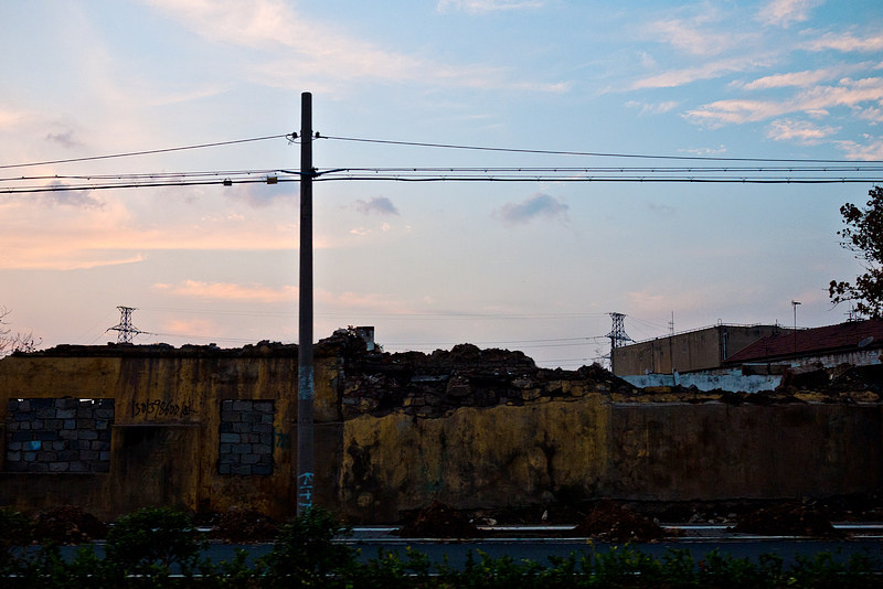 [残破的墙] - 描写房屋等脏、乱、旧、破、小、