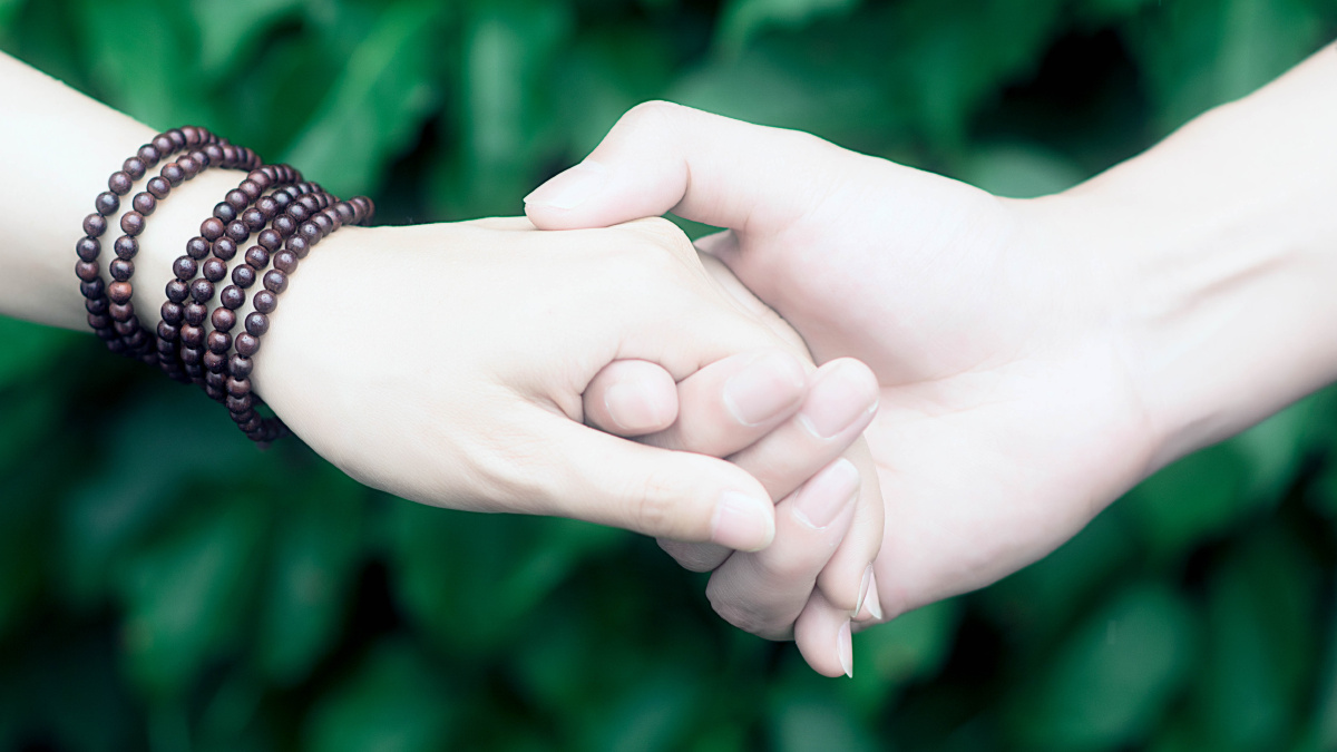 生死契阔,与君相约。执子之手,与子偕老。 - 人