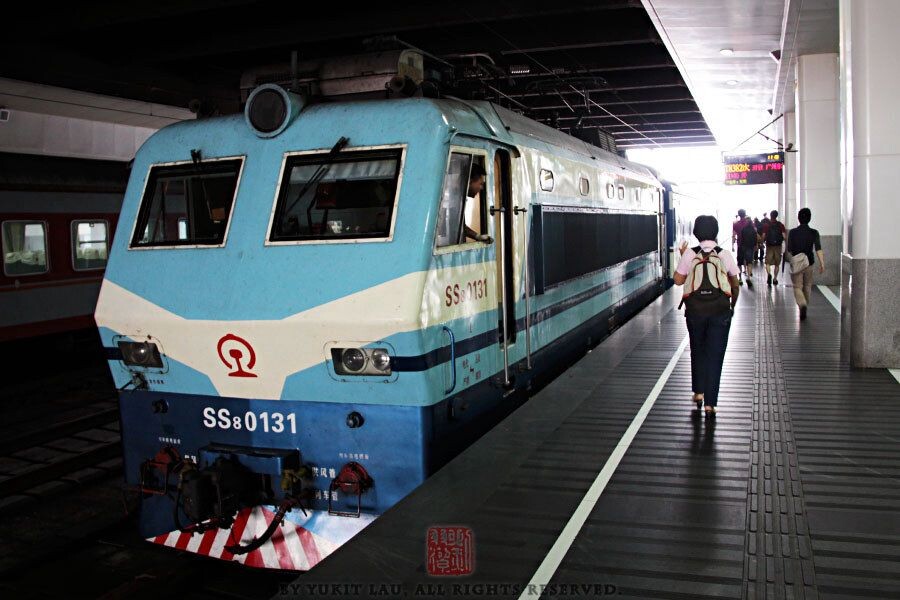 深圳车站一号月台,t8381次列车到达,本务机尚未换向.