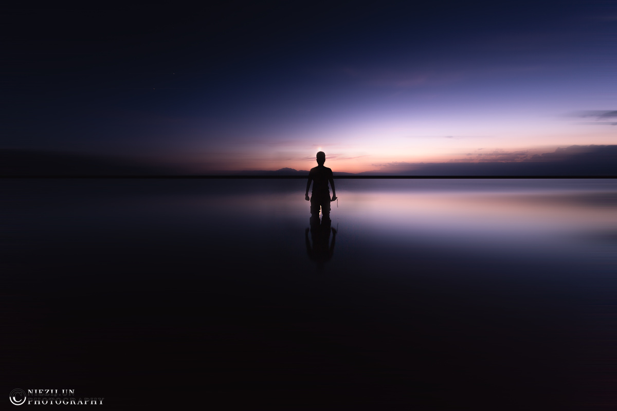 曙光初露,世界乃是光影前大片无尽的黑暗。 这