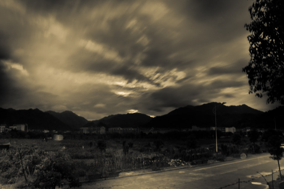 暴雨前夕打一成语