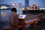 鼓浪屿夜晚，素描写生的女子