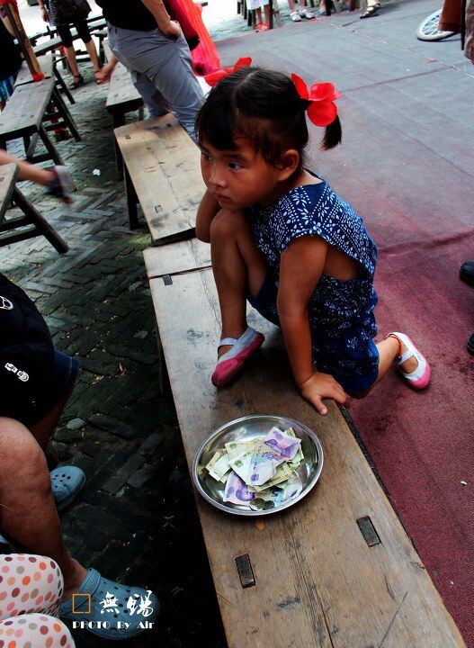 10 水浒城里卖艺的小姑娘,小小年纪就开始了艰辛的生活啊