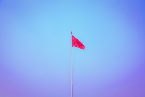 小红旗 迎风飘 .