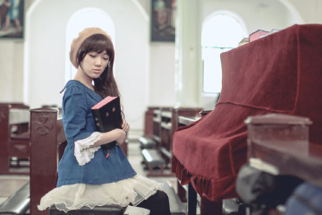 钢琴前的少女