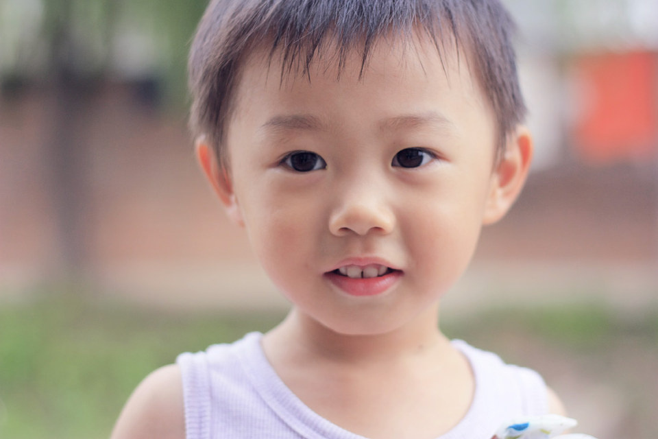 抱狗的小女孩 - 黄小龙AS - 普通人