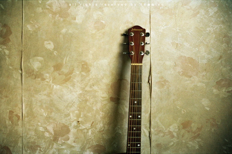 吉他与墙纸 - 理光xr-7, sunny100, cosina55mm