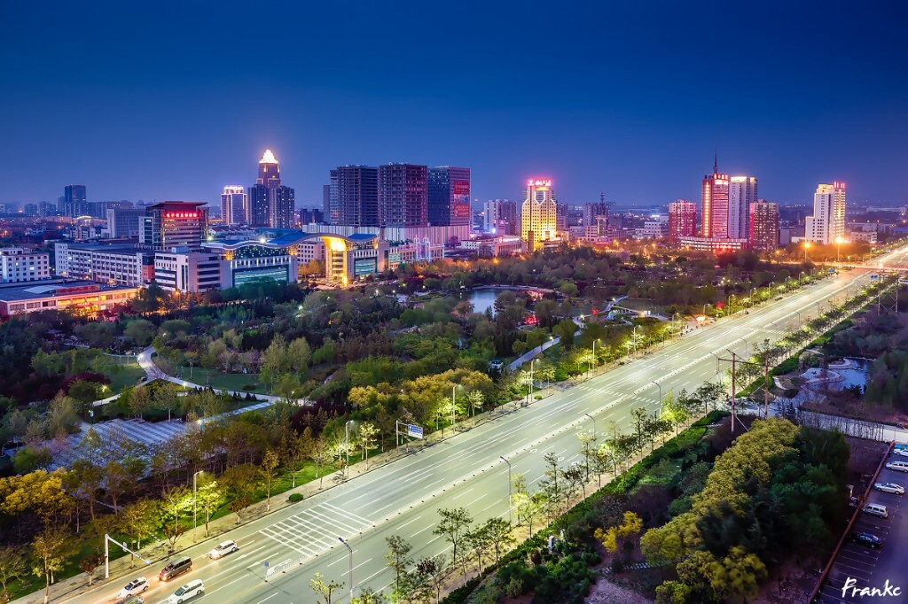 淄博高新区的夜景,代表淄博市城市建设新成果.