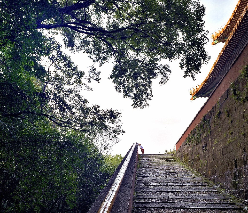 上一张 下一张 明孝陵宝顶,下部是朱元璋和马皇后的地宫,宝顶周围建有