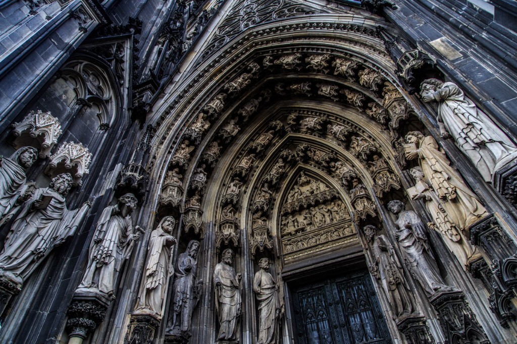 科隆大教堂确实壮丽, 教堂 正门的浮雕更显其庄严