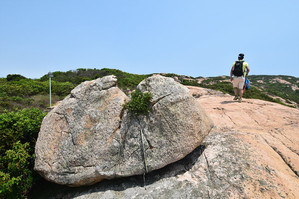 dsc_0197 山路旁边的胎儿石 foetus rock