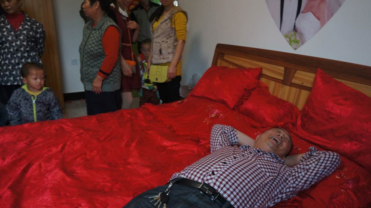 老家喜事之压新床闹洞房