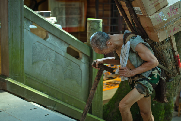 青城山之挑山工1