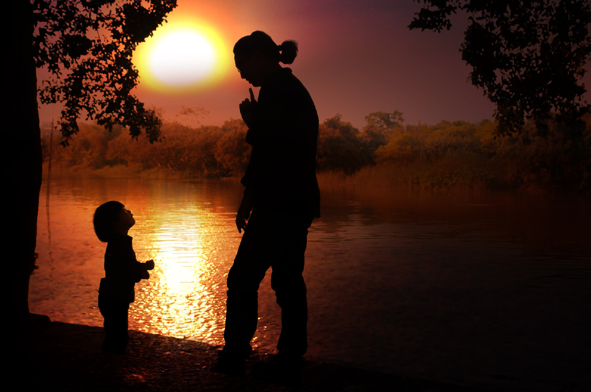 父女-----阳光掩盖了真相