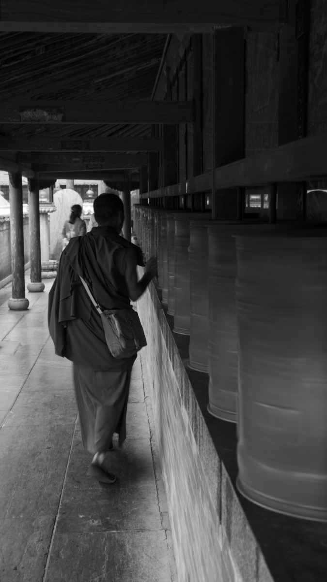 游佛教圣地五台山,心中既有对商业化气息过浓的惋惜,又有对虔诚信徒的