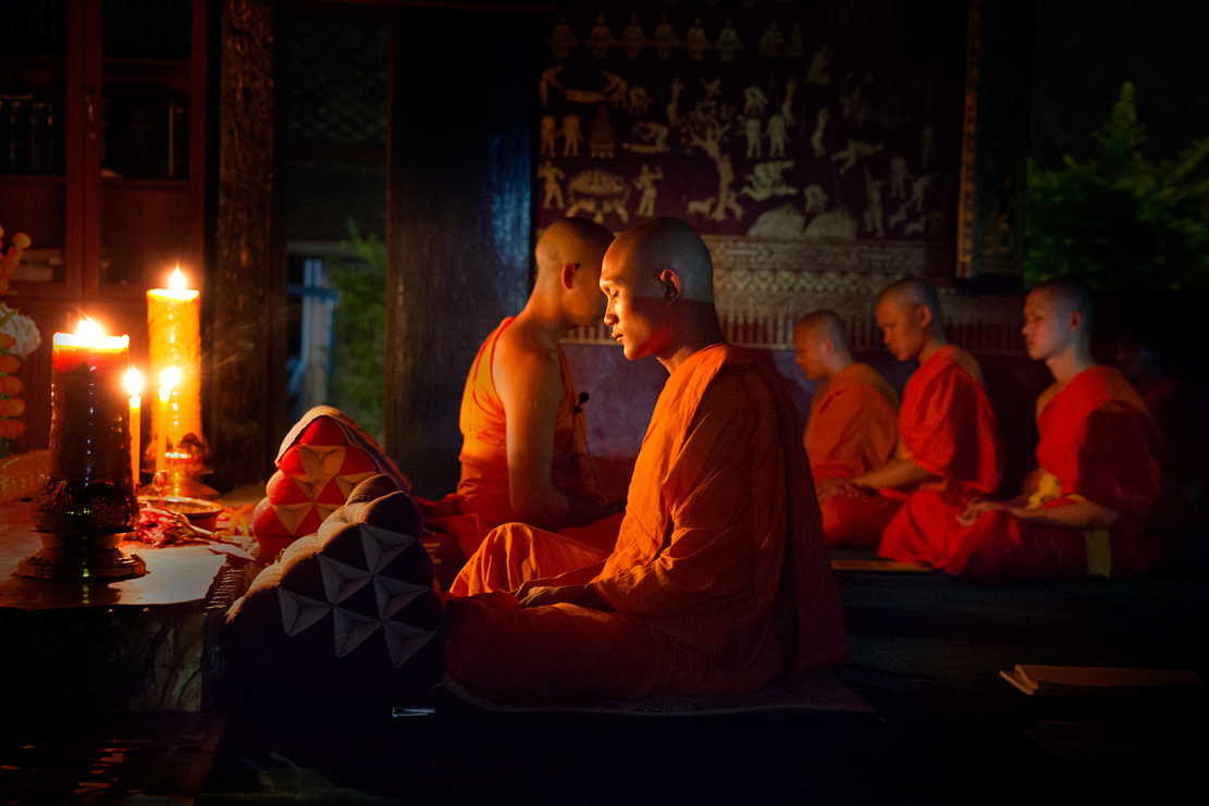 "僧侣清晨沿街接受信徒布施是琅勃拉邦当地传统的佛教风俗.