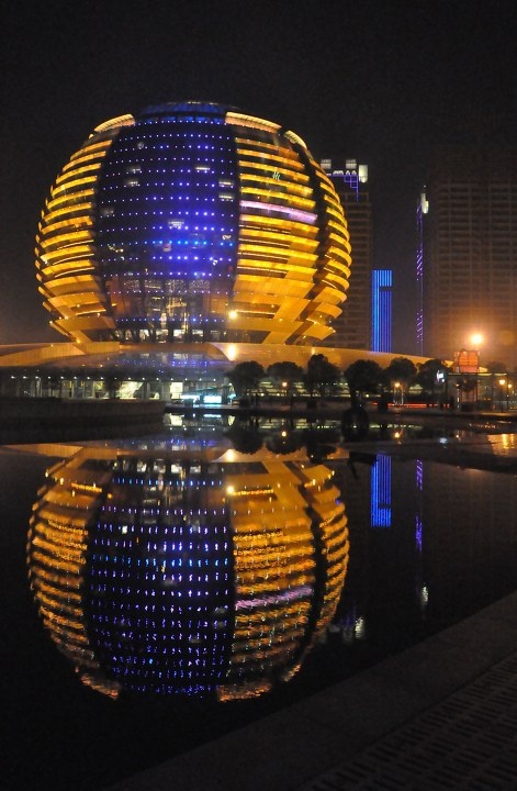 杭州大剧院门口的水都快抽干了.幸好能找到这么一个角度.