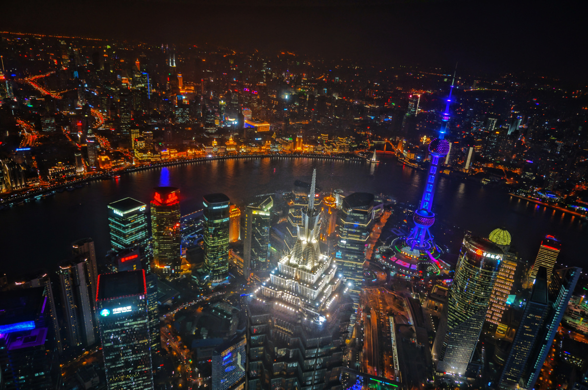 看外滩建筑金碧辉煌,看东方明珠十色五光;看延安路上车水马龙,看江边