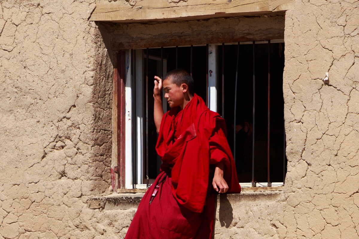 那几天藏哇寺正在开法会,当地藏民,僧人去听讲法之时都会买哈达,绢花