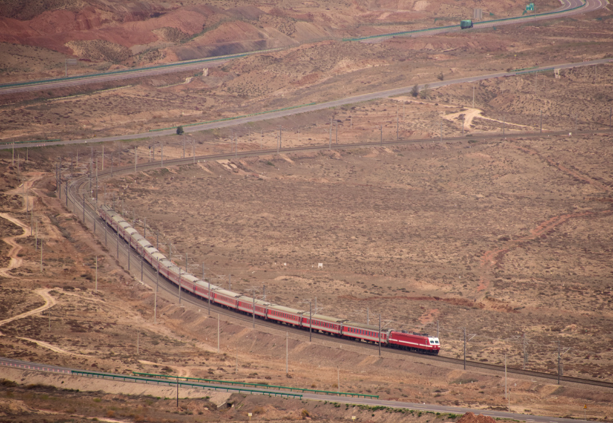 一张 下一张 宁夏中卫长流水展线,被腾格里沙漠和黄河围绕的包兰铁路