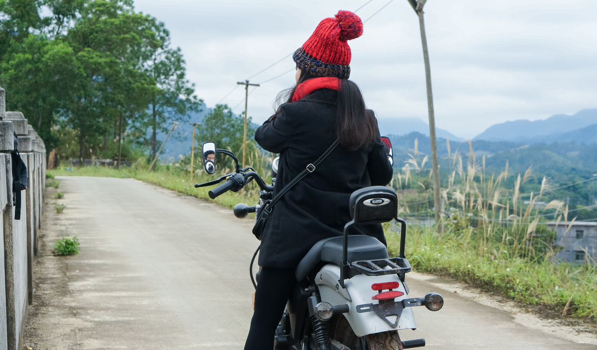 防城港东兴市, 索尼, 少女, 摩托 - 刀疤橙