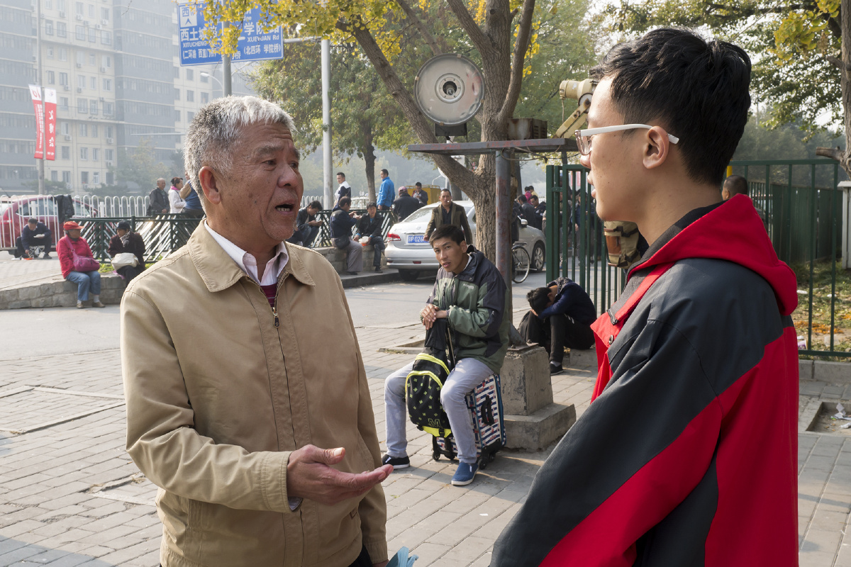 去北影厂门口找群众演员