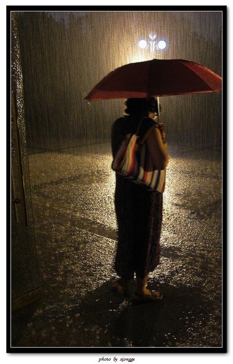 雨中人绘画,雨中人简笔画,雨中人卡通_大山谷图库